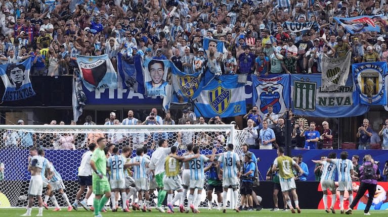 el-festejo-de-los-jugadores-de-la-seleccion-argentina-de-cara-a-los-hinchas-foto-reuters-MVOJ3UD5WFF57E6U645US3D6D4.jpg